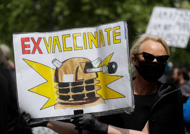 一些抗议者携带反疫苗的标语牌。信用：PA