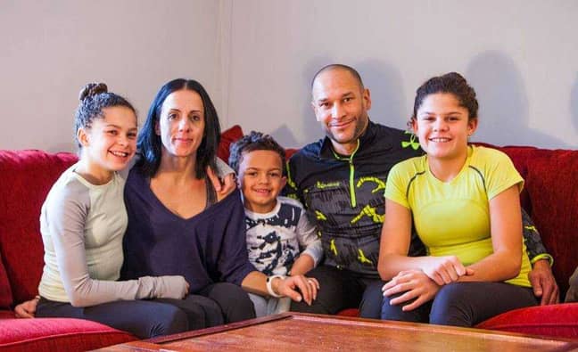 现年46岁的约翰·德巴斯（John Depass）与45岁的妻子朵拉（Dora）和他们的三个孩子Michaila，15岁，塞拉（Sierra）和14岁的Aniken，7。必威杯足球“width=