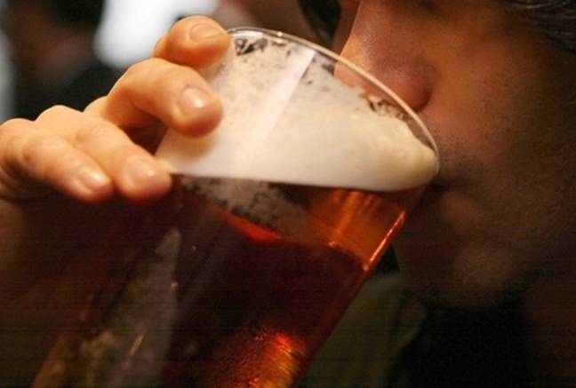 专家警告说，放弃酒精可能更有害。信用：PA