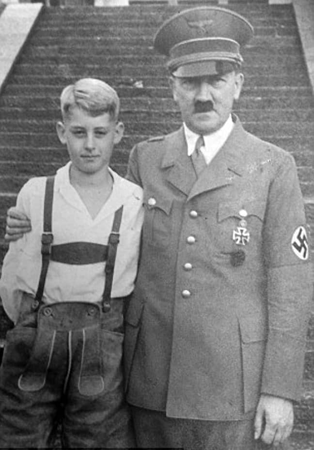 Lutz的儿子站立与希特勒。信用：Hansons拍卖所/ BNPS