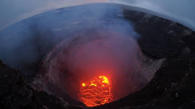 在Kilauea火山峰会熔岩湖。信用：PA