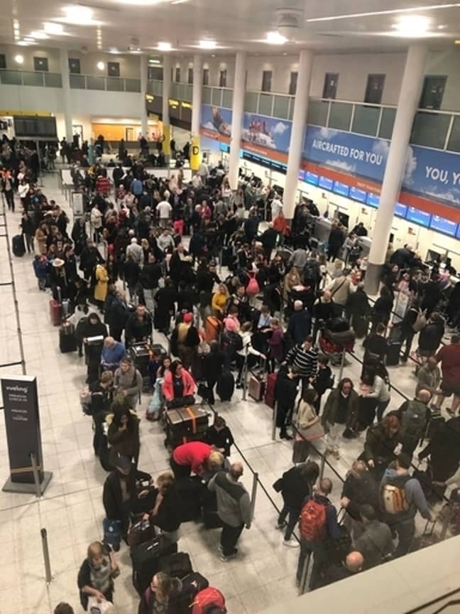 旅行者在盖特威克（Gatwick）关闭跑道后挤满了机场。信用：PA