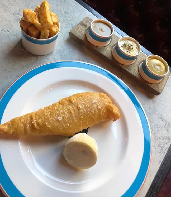 鱼和薯条配有三种调味料。信用：Kerridge's Bar and Grill/Instagram“width=