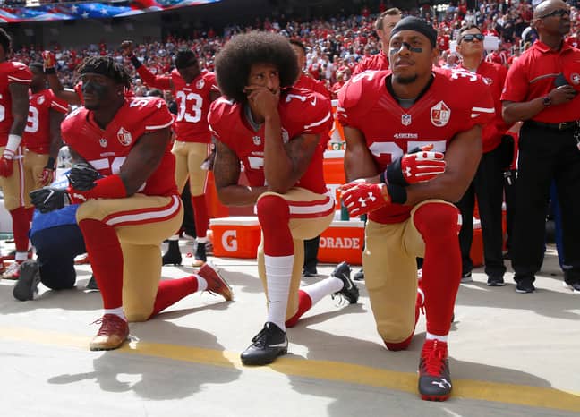 Colin Kaepernick和他的队友在NFL比赛前跪下抗议。信用：PA
