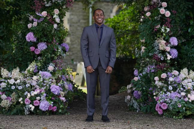 安迪·彼得斯（Andi Peters）到达圣迈克尔教堂。信用：PA