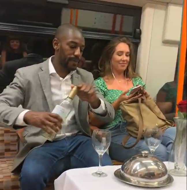 埃尔文·门萨（Elvin Mensah）为一个毫无戒心的通勤者提供了浪漫的晚餐。学分：Instagram/Elvinmensah