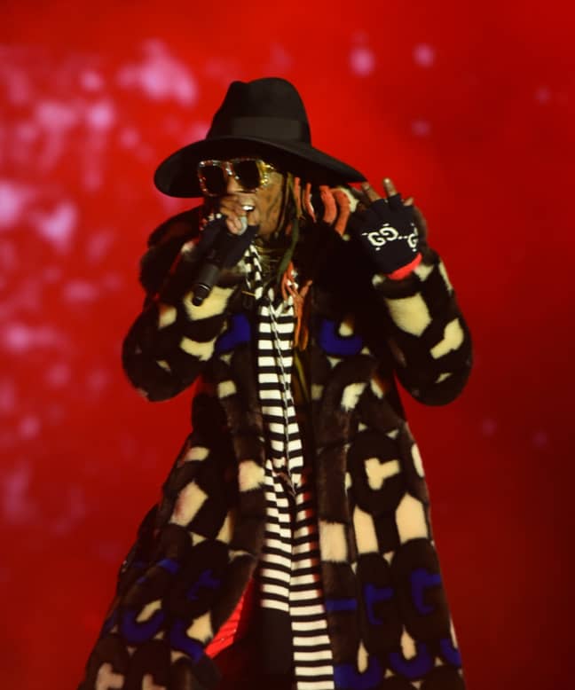 看来莉尔·韦恩（Lil Wayne）决定戴几乎所有他拥有的衣服。信用：Shutterstock