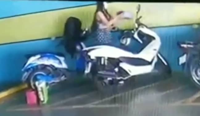 可以看到她在闭路电视录像中撒了汽油中的摩托车。信用：NewsF必威杯足球lare