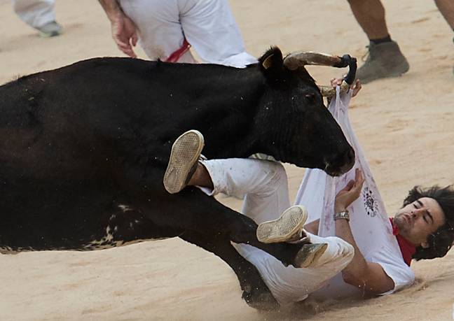 一个男人被一个公牛击中。信用：Jaime Reina / AFP / Getty Images