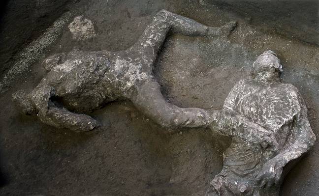 考古学家认为他们是一个有钱人和奴隶的遗体。信用：PA