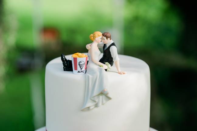 这对夫妇的肯德基主题婚礼蛋糕。信贷：肯德基