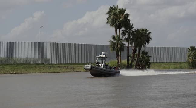 汤米·费舍尔（Tommy Fisher）的边界墙沿着德克萨斯州米默（Mission）附近的里奥格兰德河（Rio Grande River）延伸。学分：Eric Gay/AP/Shutterstock