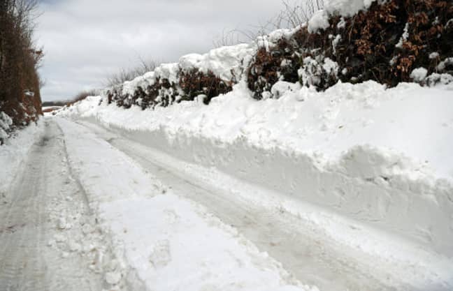 沿着路边的雪地散落，通往埃克斯莫尔国家公园的邓克里灯塔。信用：PA