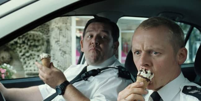 尼克·弗罗斯特（Nick Frost）和西蒙·佩格（Simon Pegg）在2007年的热模糊中吃了Cornettos。信用：通用图片