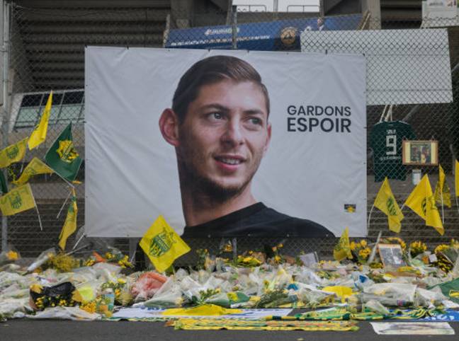 花圈和花朵以纪念埃米利亚诺·萨拉（Emiliano Sala），在南特的博尔乔尔体育场前面。信用：PA