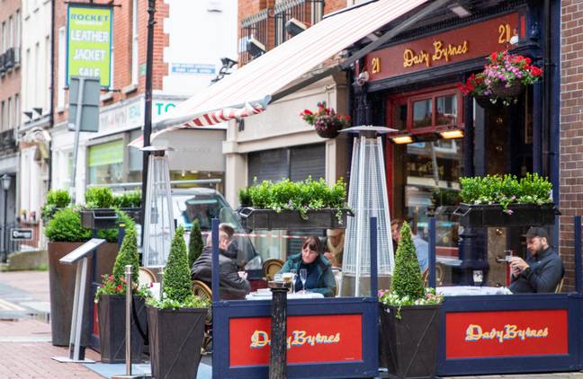 6月29日，人们在都柏林重新打开的酒吧外用餐。信用：PA“width=