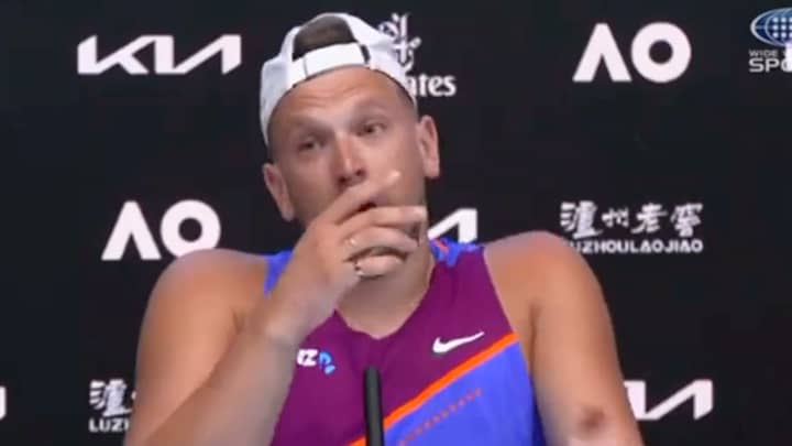 迪伦·奥尔科特（Dylan Alcott）在新闻发布会上收到短信后哭了起来