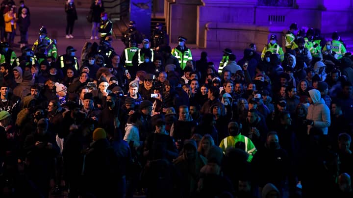 警察分手伦敦的非法新年前夜聚会