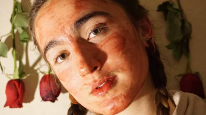 女人说用周期血液遮盖面罩会让她的皮肤发光