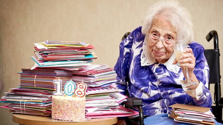 香槟是庆祝108岁生日的女人长寿的秘密