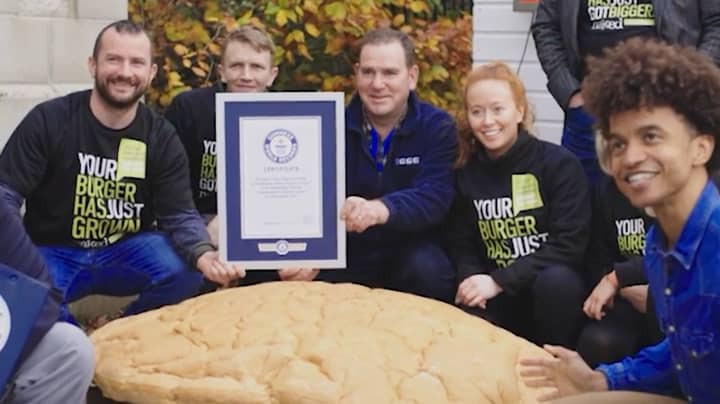 团队赢得吉尼斯世界纪录，创造了有史以来最大的素食汉堡