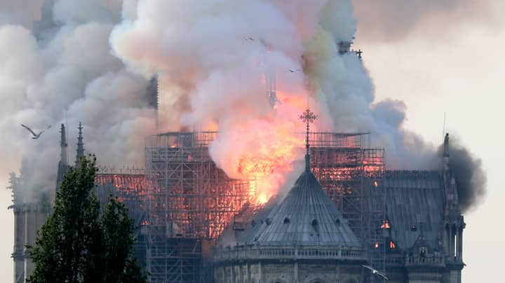 巴黎圣母院大教堂火“最有可能是由电气短路引起的”“width=