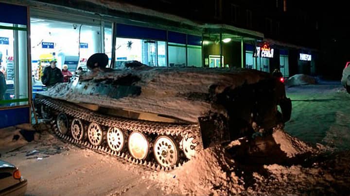 醉酒的俄罗斯男子偷了坦克并将其撞到超市以获取更多葡萄酒