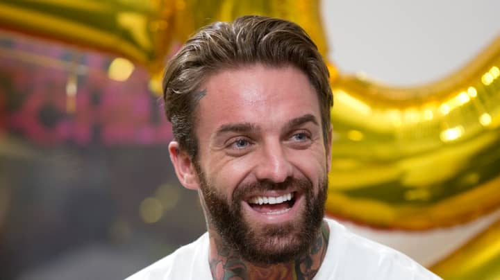 亚伦·查尔默斯（Aaron Chalmers）在不到一分钟的时间内用淘汰赛击败了卡尔·唐纳森（Karl Donaldson）