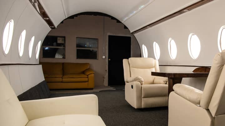 有影响力的人正在租用一个看起来像私人飞机的工作室“width=