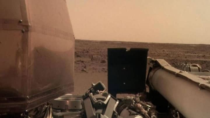 NASA Insight Pooce首先从火星寄回“自拍照”