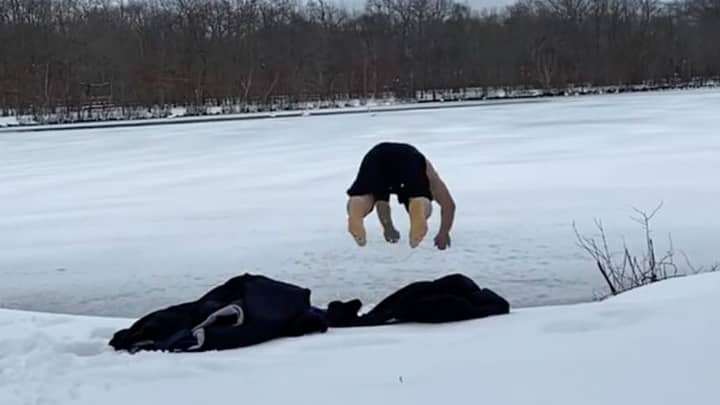 UFC战斗机将他的头敞开式潜水进入冷冻湖泊