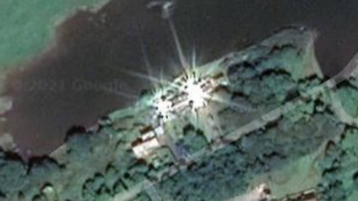 Google Maps用户感到困惑的是发光房屋的品牌“外星激光证明”