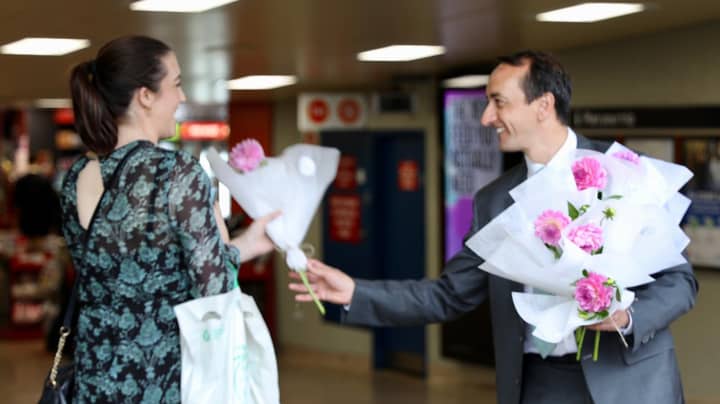澳大利亚政客因在国际妇女节上分发鲜花而受到批评