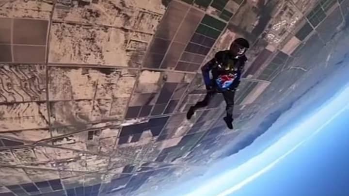 跳跃者的iPhone在跳跃期间跌落后幸存10,000英尺
