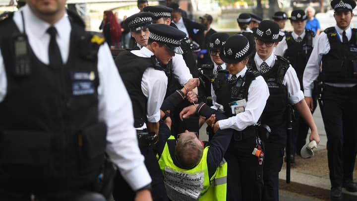 反锁定抗议者聚集在伦敦