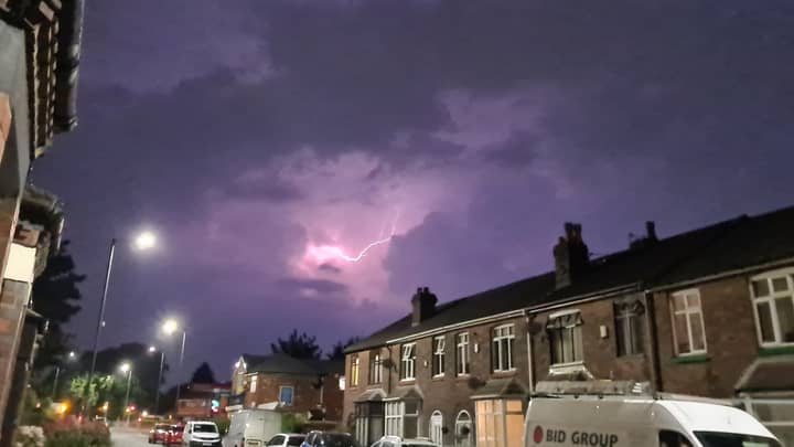 奇异的“无声闪电”在英国遇到了“有史以来最奇怪的风暴”