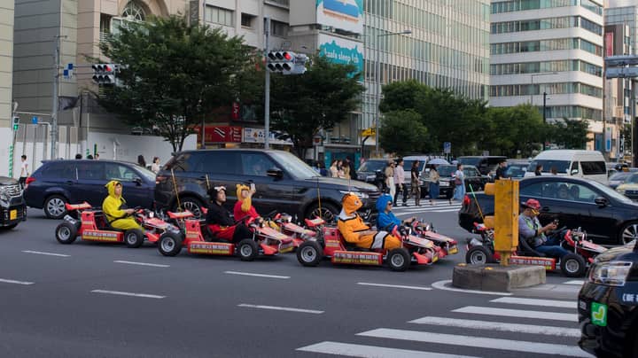 马里奥卡丁车迷可以在日本的任天堂风格的卡丁车开车旅行“width=