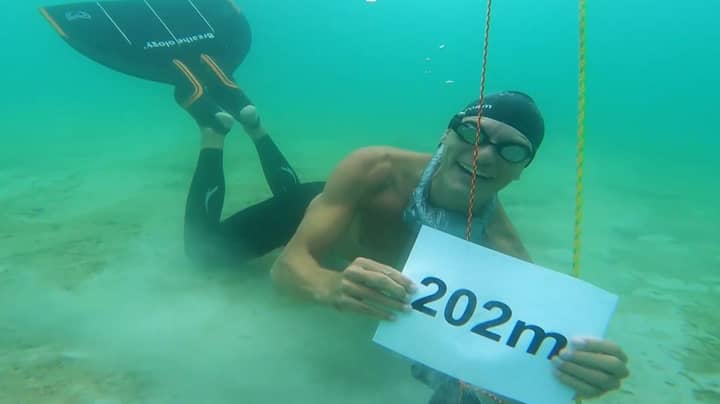 人以一口气在海底的水下创造世界纪录