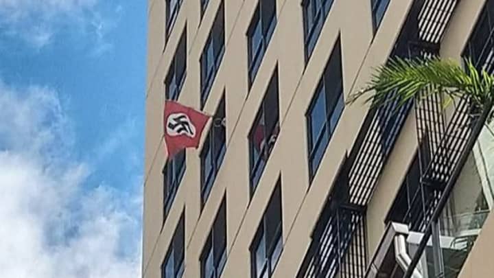纳粹旗帜在布里斯班公寓外面飞来在犹太教堂旁边