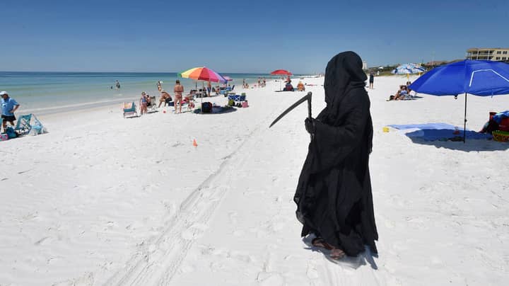 佛罗里达州的律师去海滩打扮成残酷的收割者，敦促人们待在家里