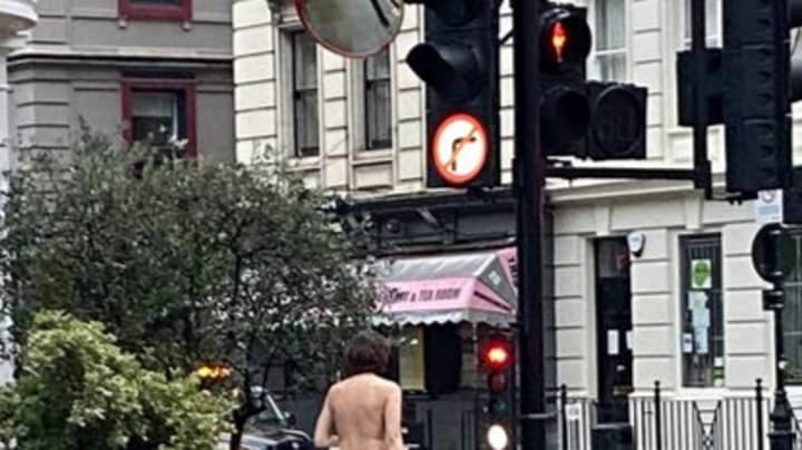 男人在裸体锁定的伦敦裸体锁定行走