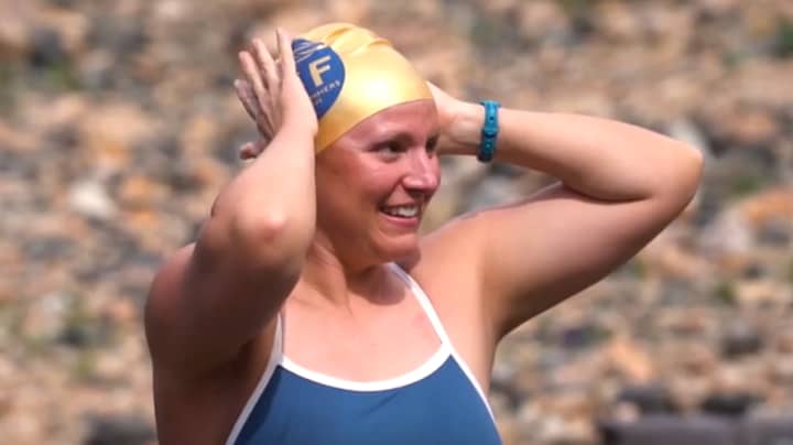 癌症幸存者成为第一个连续四次游泳频道的人