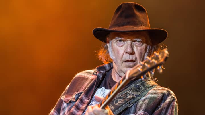 尼尔·杨（Neil Young）要求Spotify删除他的音乐，因为乔·罗根（Joe Rogan）的“疫苗错误信息”