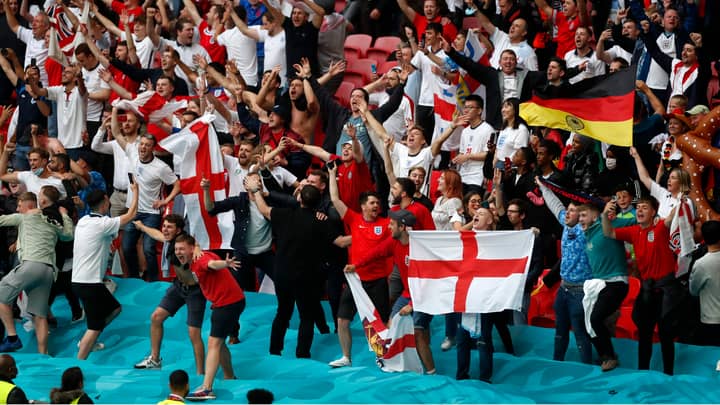 不真实的场景像英格兰球迷庆祝对德国的历史胜利