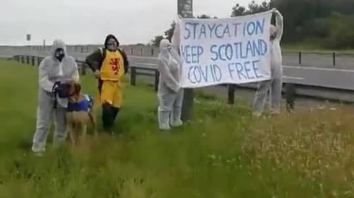 抗议者聚集在苏格兰边境告诉英国人