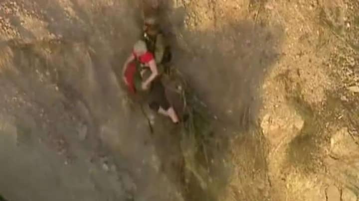 录像显示，徒步旅行者陷入悬崖后戏剧性的直升机救援