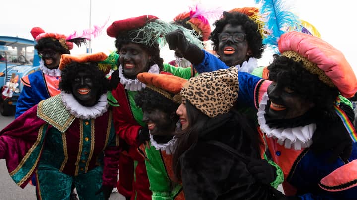 “黑皮特”圣诞节游行在荷兰激发抗议黑脸的抗议活动