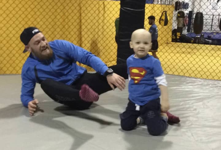 父亲分享与康纳·麦格雷戈（Conor McGregor）战斗的绝症儿子的照片