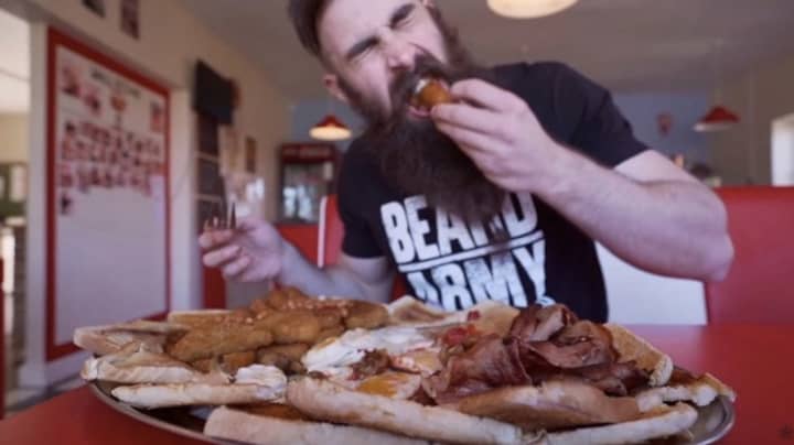 YouTuber在短短12分钟内拆除了“无与伦比”的4000卡路里早餐