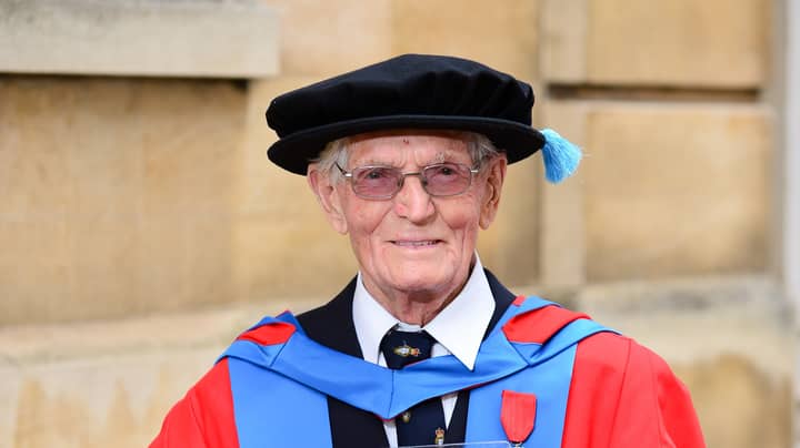 D日资深人士在95岁时授予他的第二家博士学位